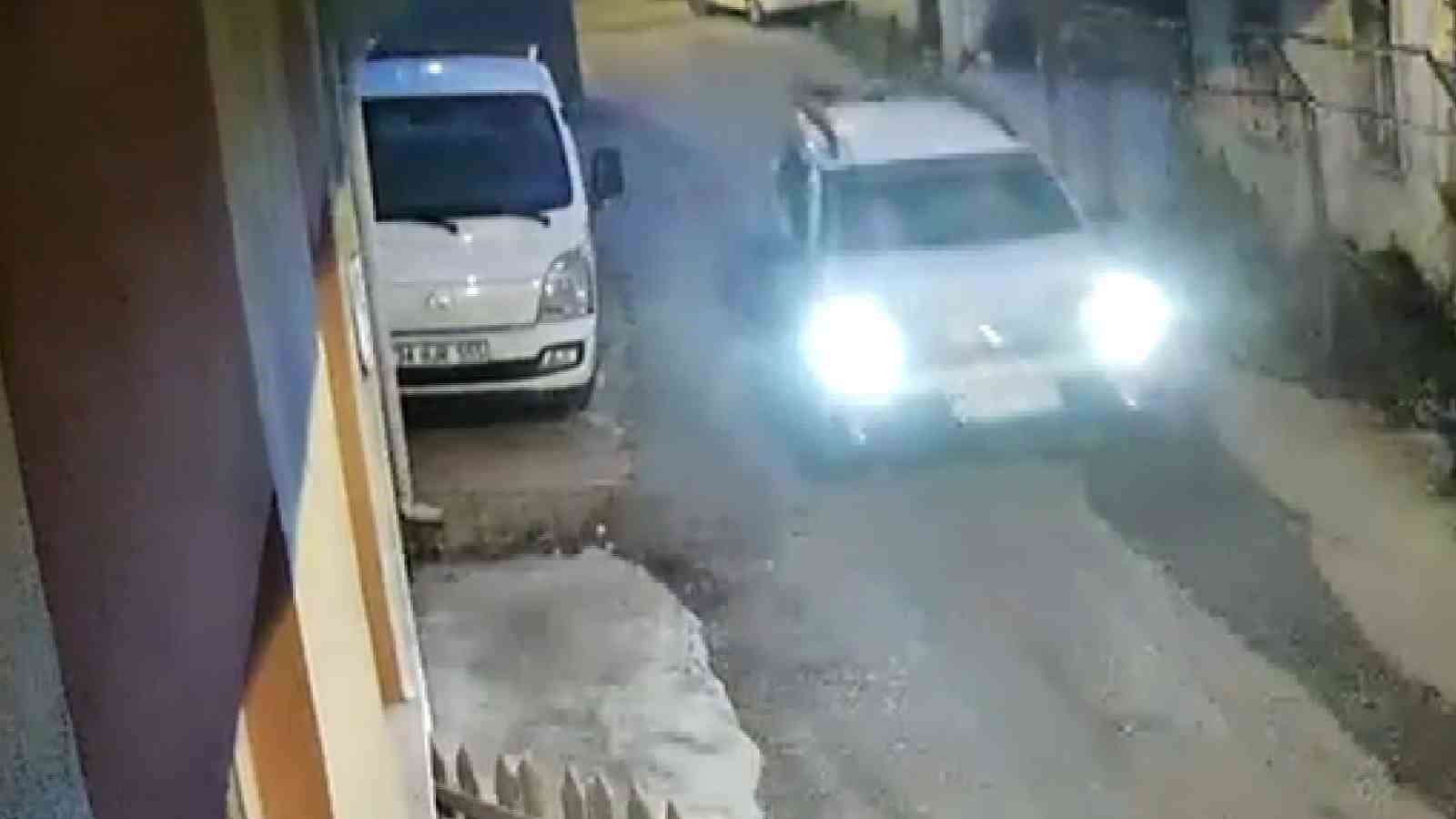 Sinop’ta yavru kediye çarpan araç kamerada