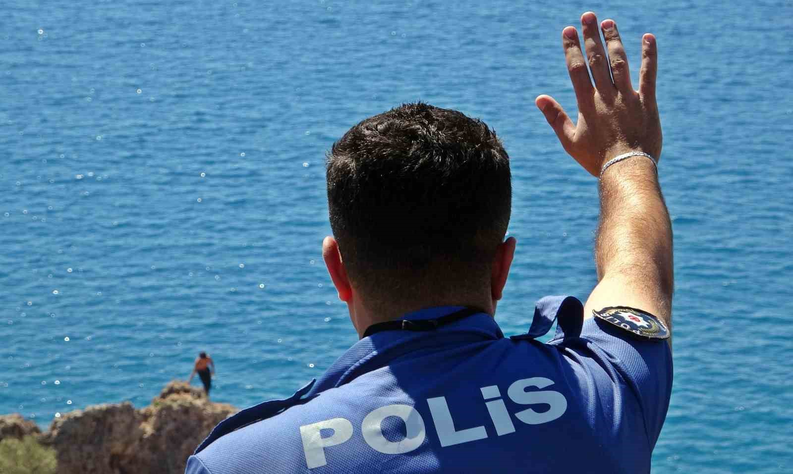 Falezlerden tehlikeli atlayış keyfine, polisin ‘atlarsan karakola götürürüm’ sözü engel oldu