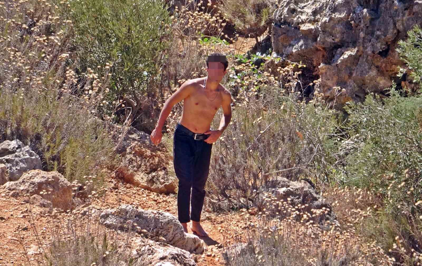 Falezlerden tehlikeli atlayış keyfine, polisin &lsquo;atlarsan karakola g&ouml;t&uuml;r&uuml;r&uuml;m&rsquo; s&ouml;z&uuml; engel oldu
