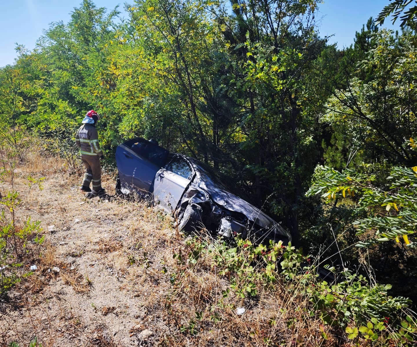 Şarampole uçan otomobildeki 3 kişi yaralandı
