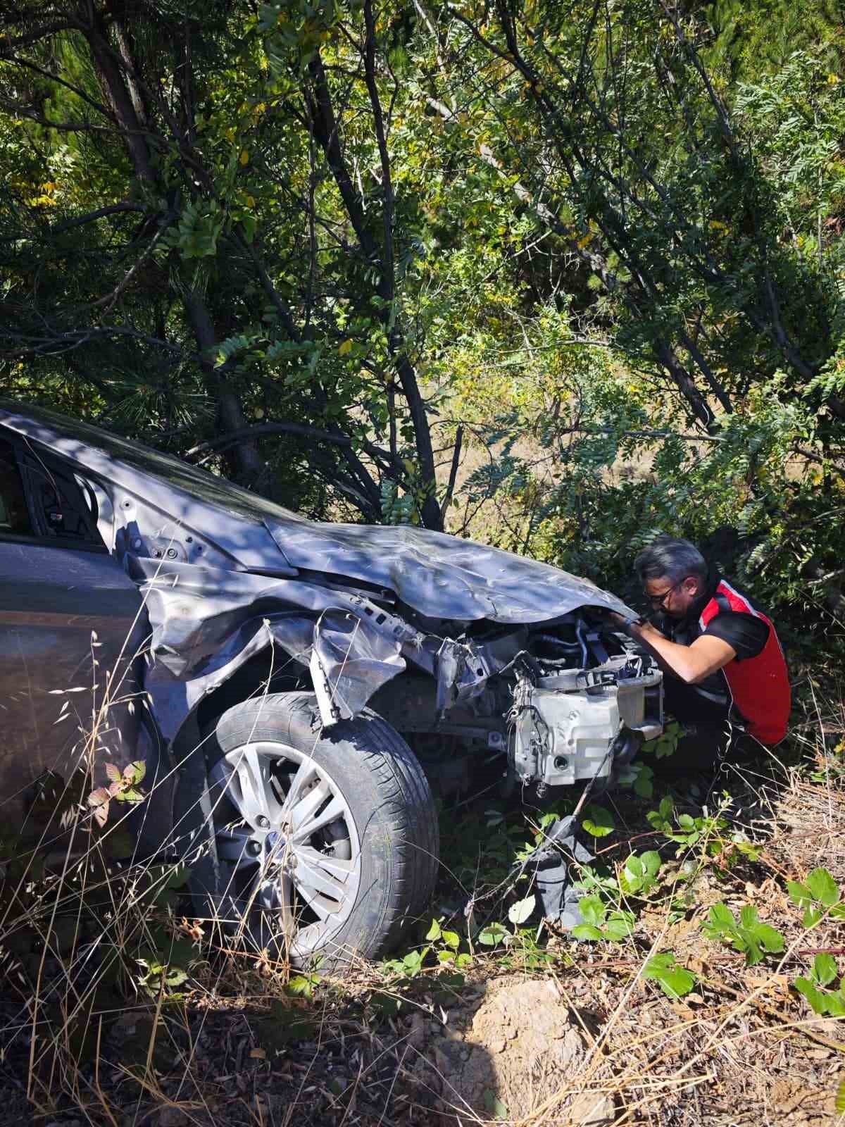 Şarampole u&ccedil;an otomobildeki 3 kişi yaralandı
