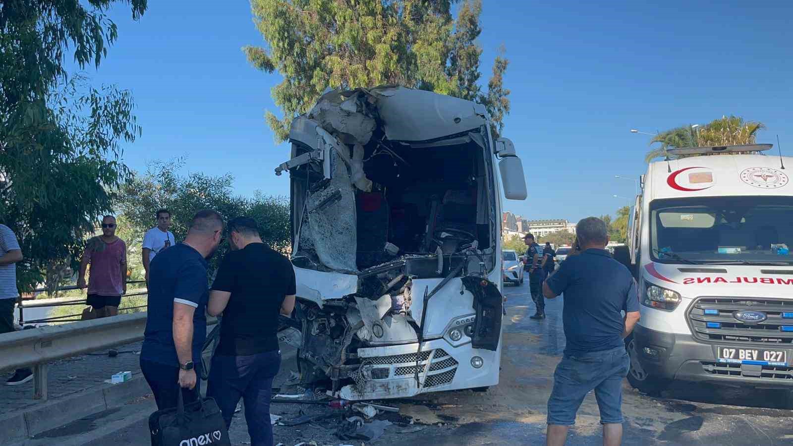 Alanya’da midibüslerin çarpıştığı kazada 15 yaralıdan 2’sinin durumu ciddiyetini koruyor