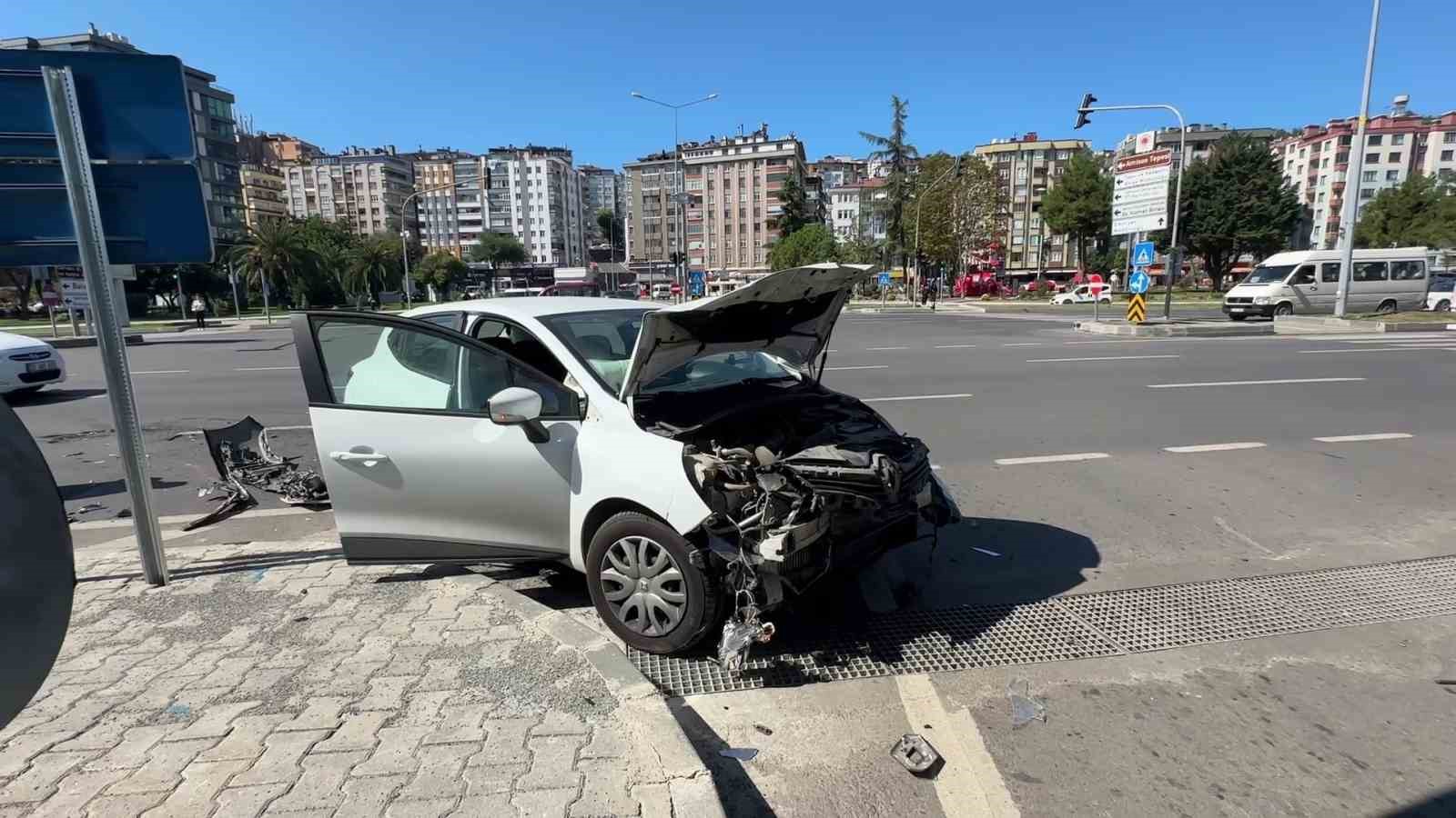 Kavşakta otomobiller çarpıştı: 1 yaralı