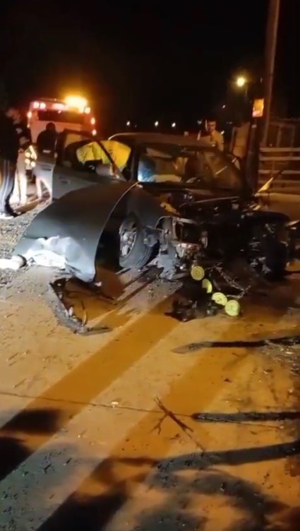 Direksiyon hakimiyetini kaybetti önce eve sonra direğe çarptı: 1’i ağır 3 yaralı