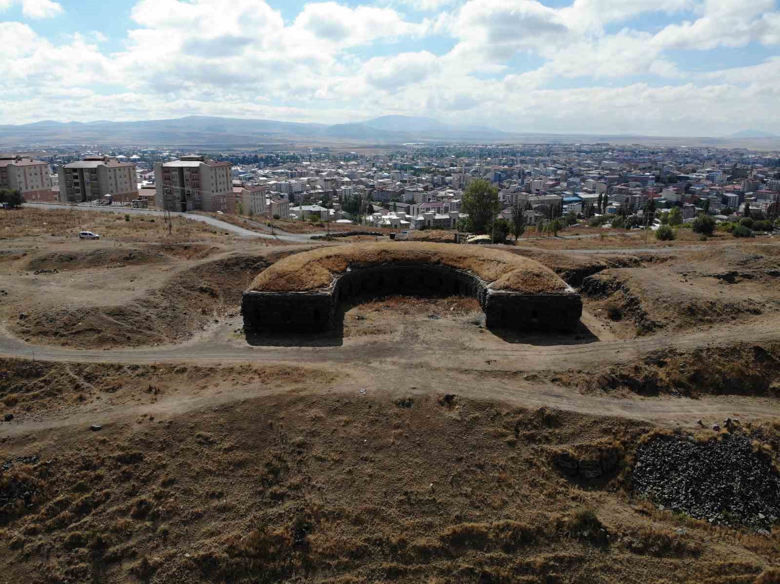 At nalı şeklindeki eşsiz tabya: Kars turizmine kazandırılmayı bekliyor