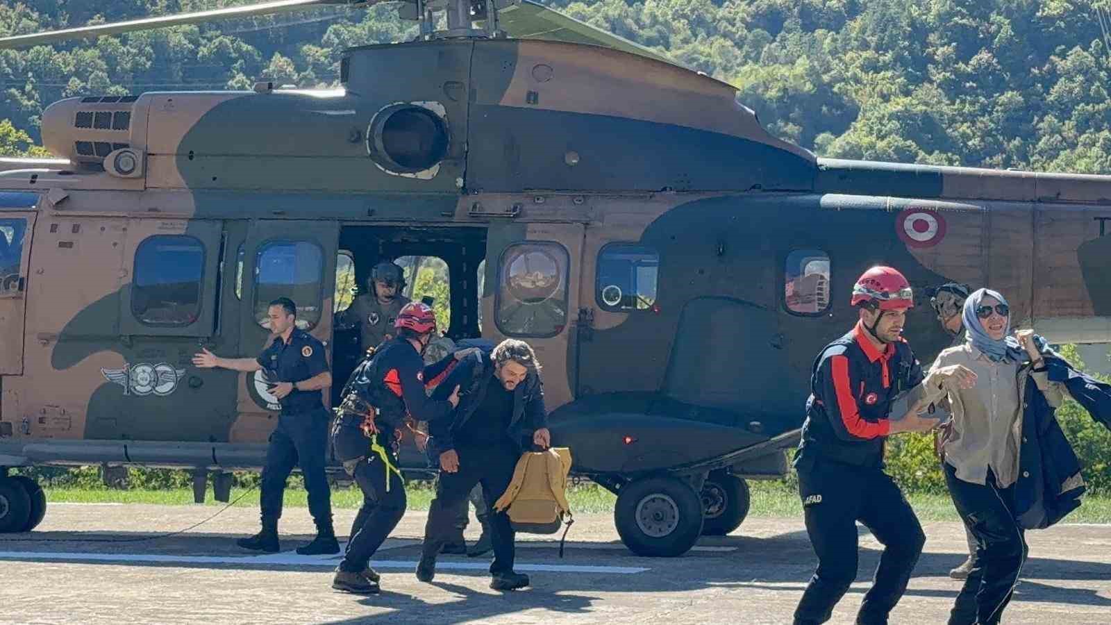 Artvin’de mahsur kalan vatandaşlar ve turistler helikopterle tahliye edildi