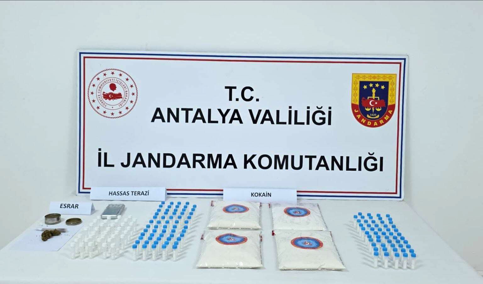 Antalya’da 5 kiloya yakın kokain ele geçirildi