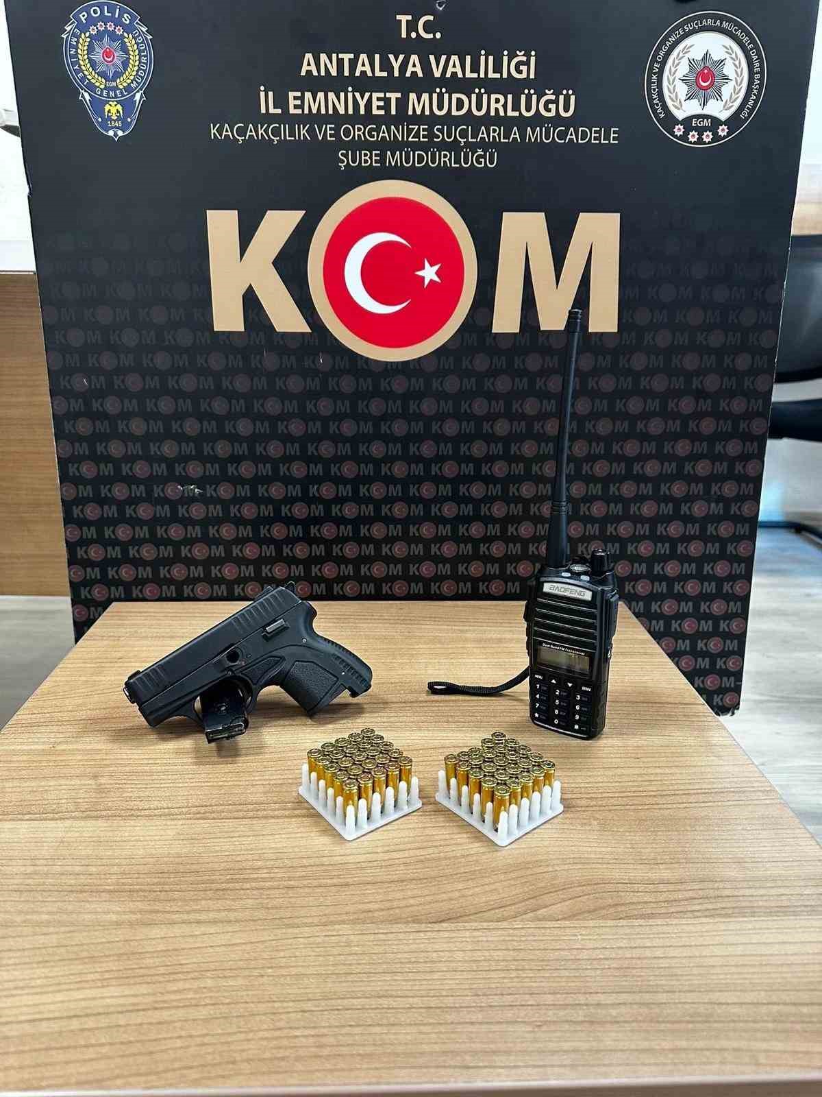 Antalya’da milyonlarca makaron ve binlerce litre kaçak içki ele geçirildi