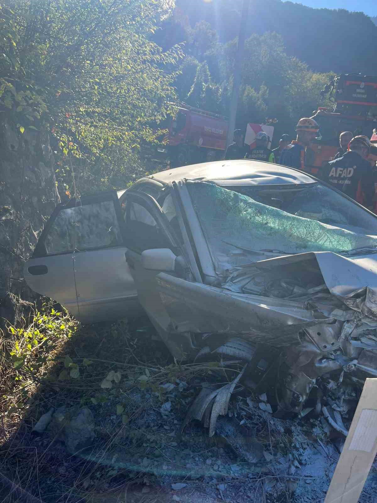 Kontrolden &ccedil;ıkan otomobil duvara &ccedil;arptı: 2 yaralı
