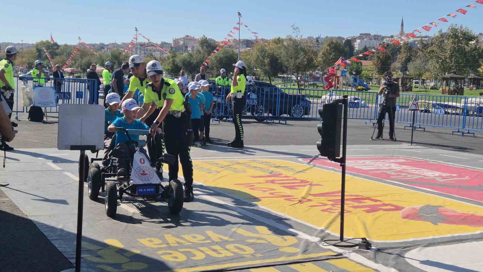 Tekirdağ&rsquo;da mobil tırla trafik eğitimi
