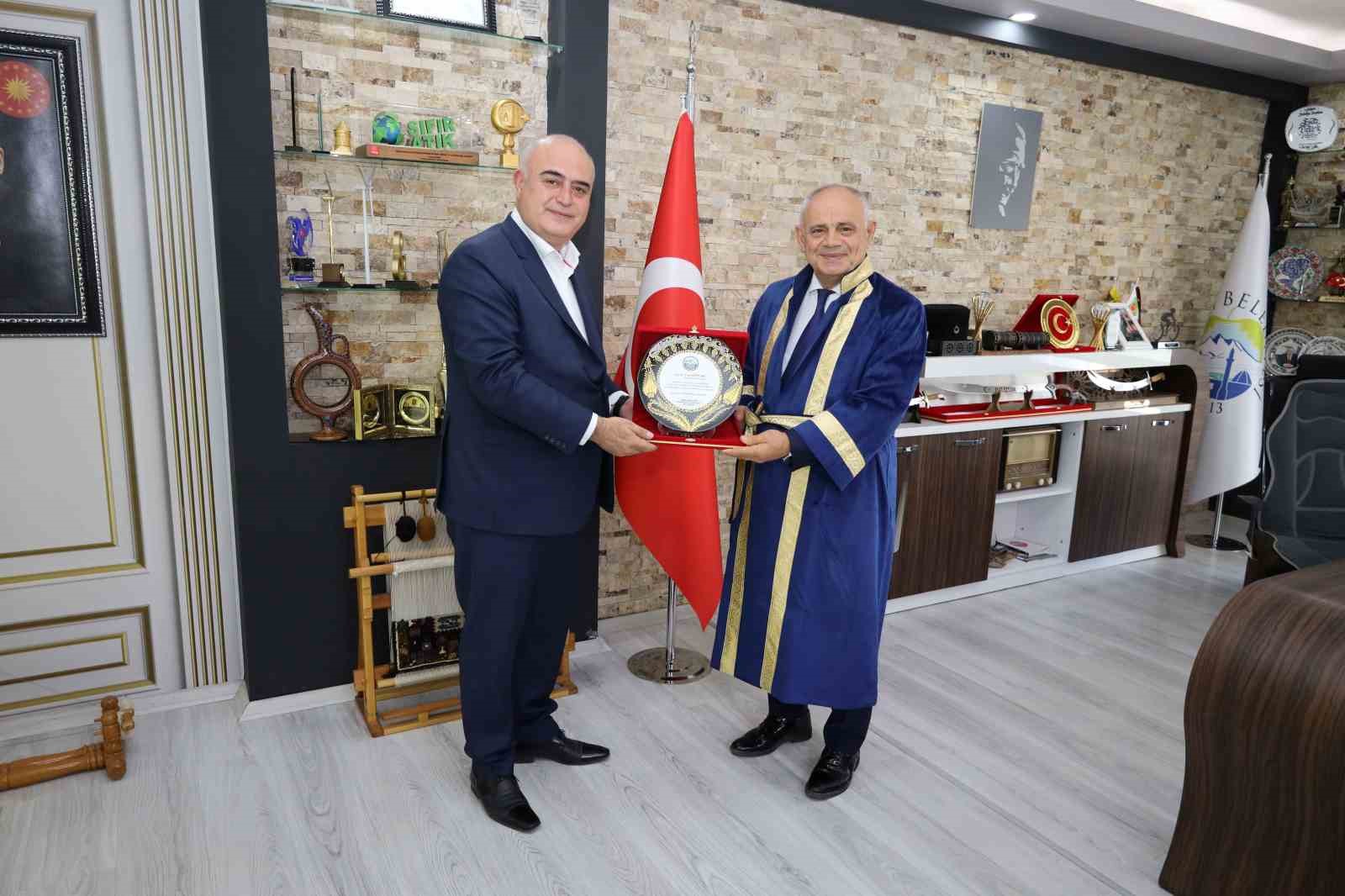 Yılın ‘Fahri Ahisi’ seçilen Yahyalı Belediye Başkanı Esat Öztürk’e ahilik kaftanı giydirildi