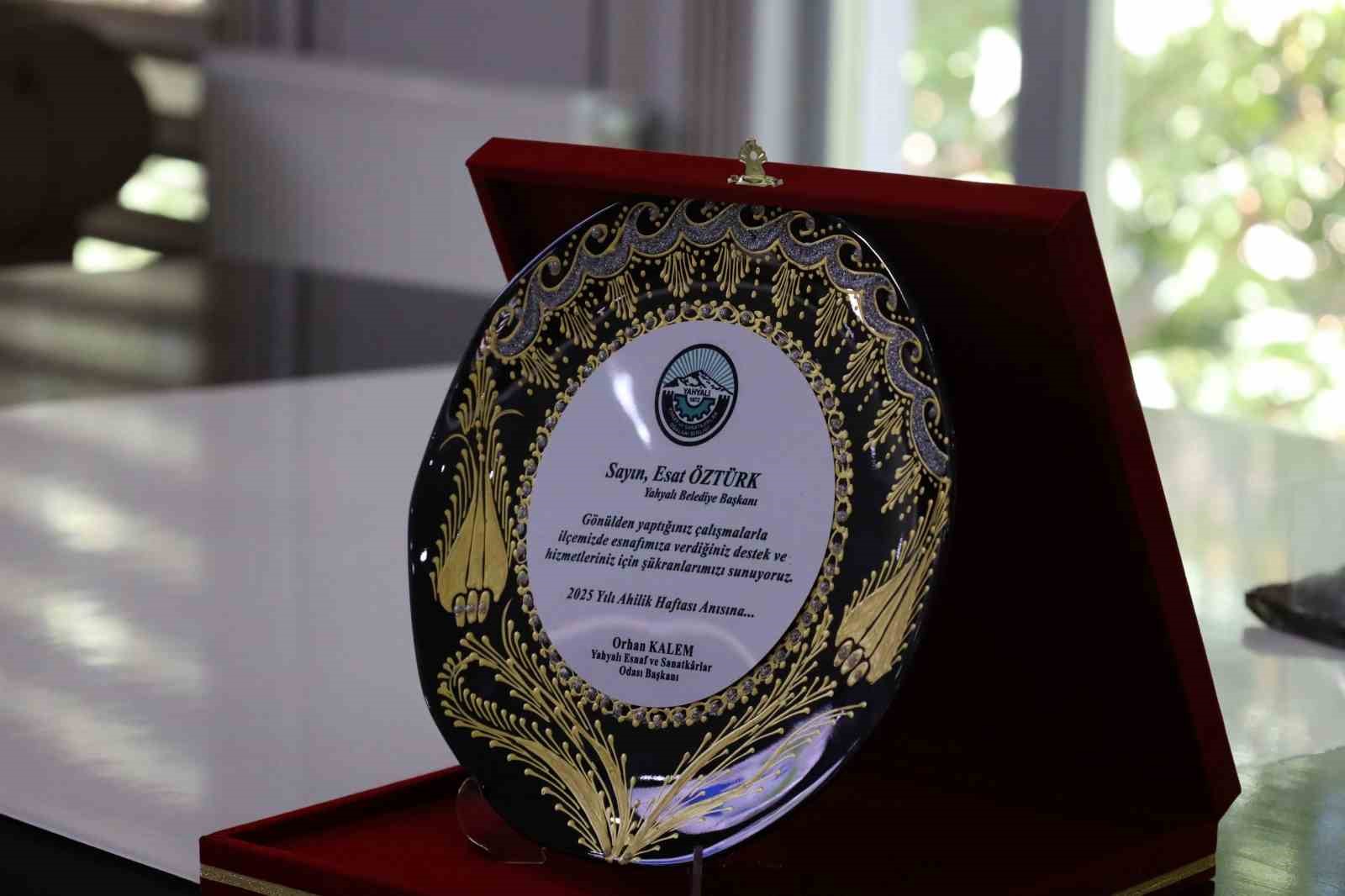 Yılın &lsquo;Fahri Ahisi&rsquo; se&ccedil;ilen Yahyalı Belediye Başkanı Esat &Ouml;zt&uuml;rk&rsquo;e ahilik kaftanı giydirildi
