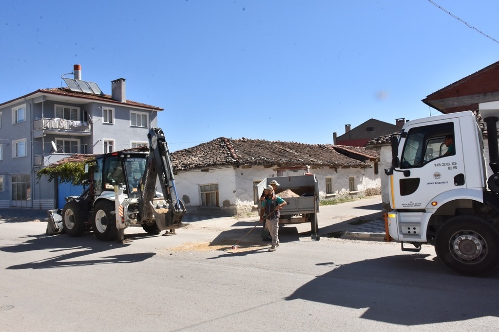 İnönü Belediyesi’nden ilçe içi yollarda bakım çalışmaları devam ediyor
