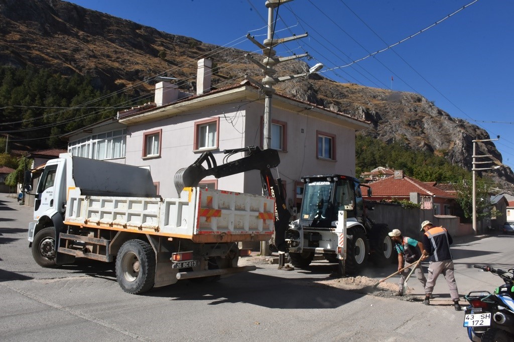 İn&ouml;n&uuml; Belediyesi&rsquo;nden il&ccedil;e i&ccedil;i yollarda bakım &ccedil;alışmaları devam ediyor

