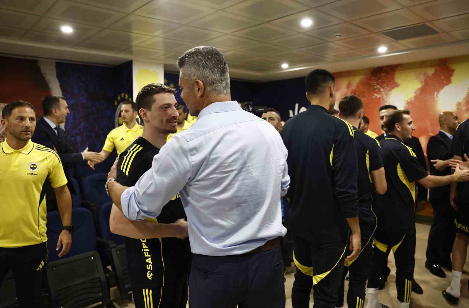 Fenerbahçe’nin yeni başkanı Sadettin Saran, futbol A takımıyla bir araya geldi