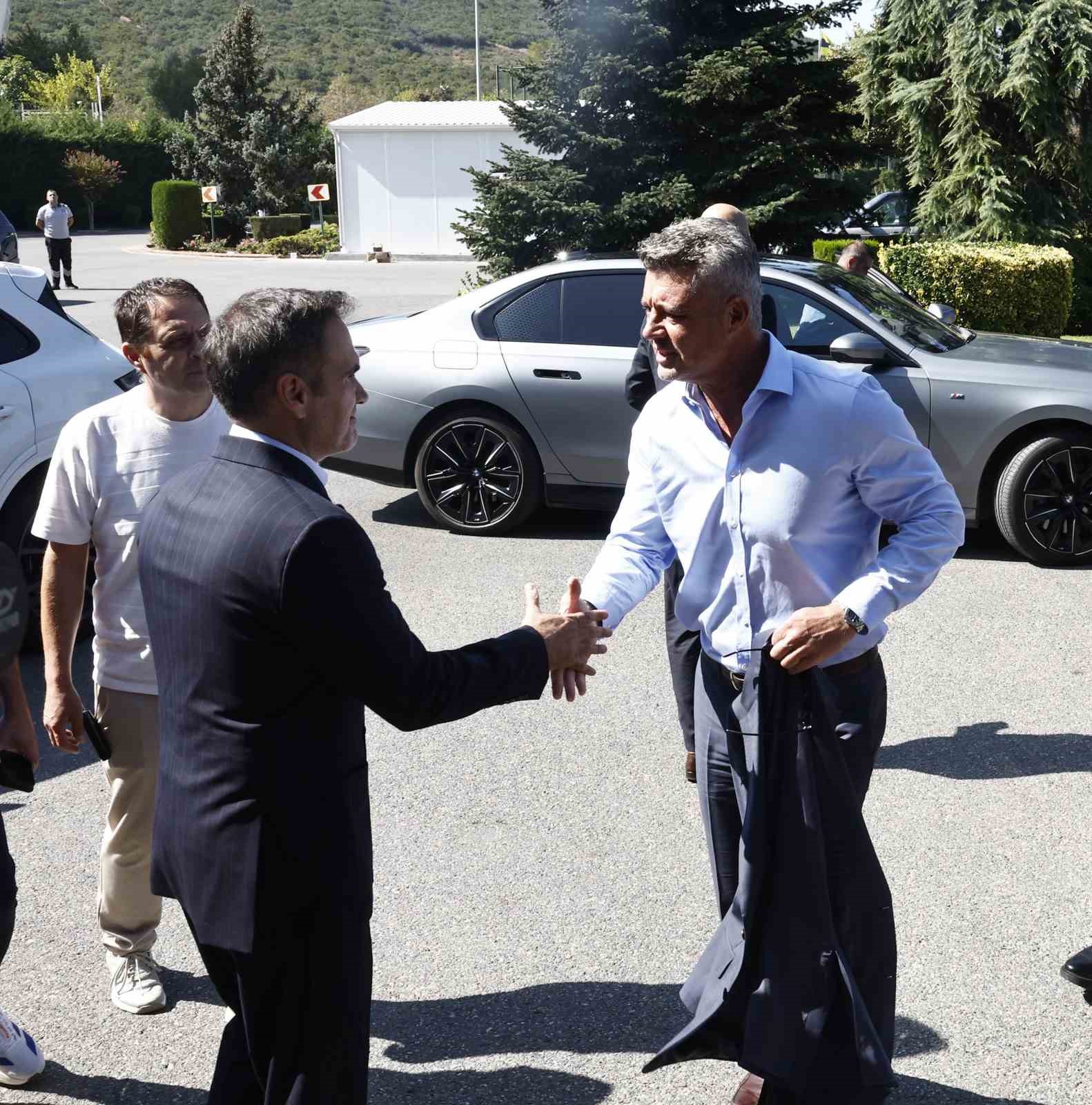 Fenerbah&ccedil;e&rsquo;nin yeni başkanı Sadettin Saran, futbol A takımıyla bir araya geldi

