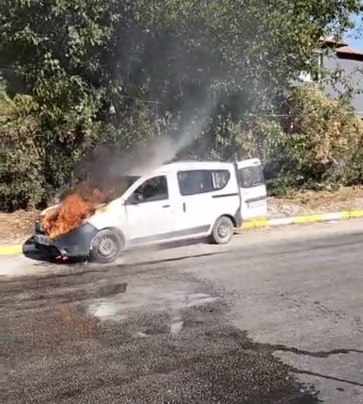 Seyir halindeki kamyonet alev alev yandı
