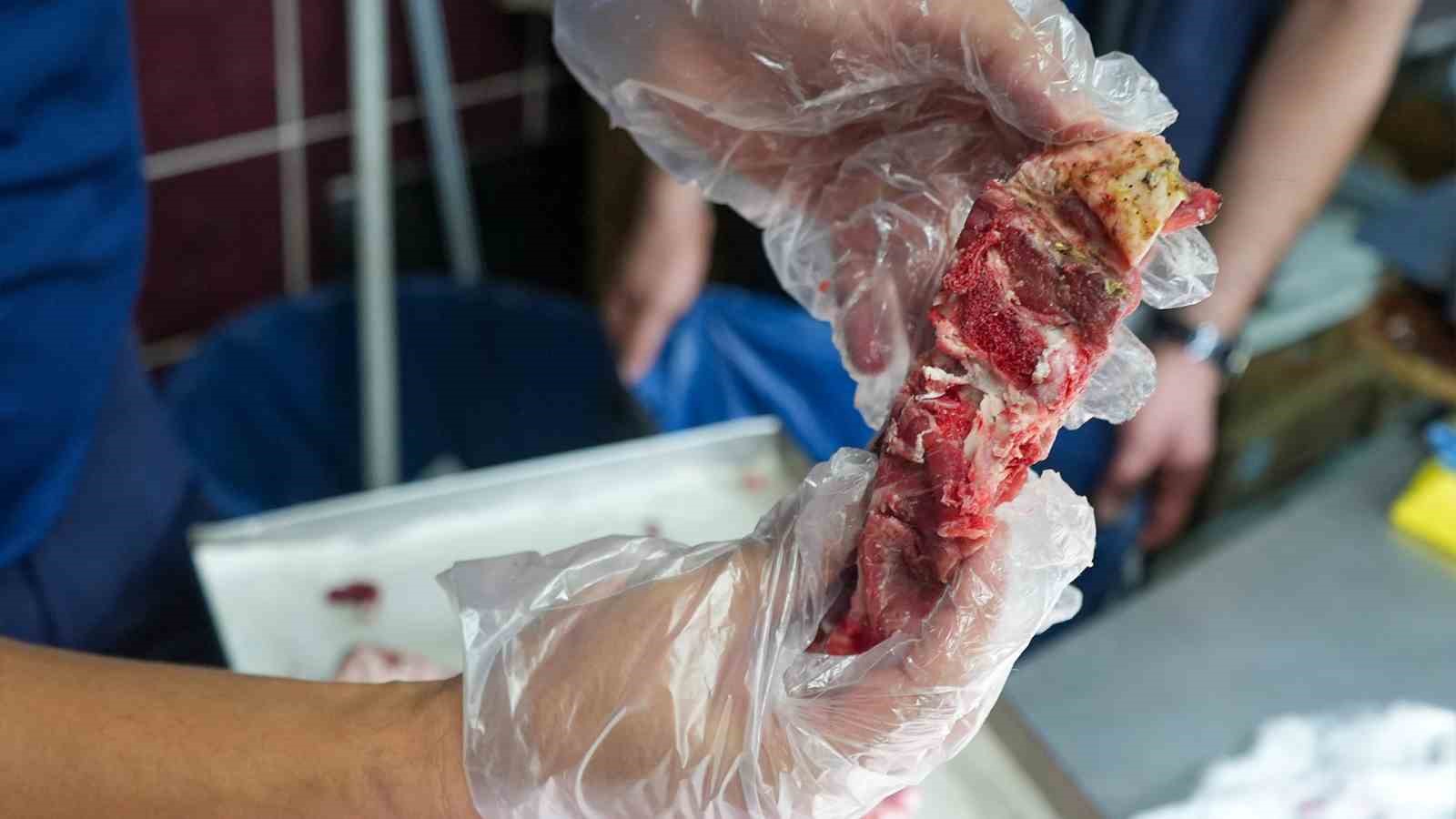 Tarsus&rsquo;ta zabıta denetiminde sağlıksız &uuml;r&uuml;nler imha edildi
