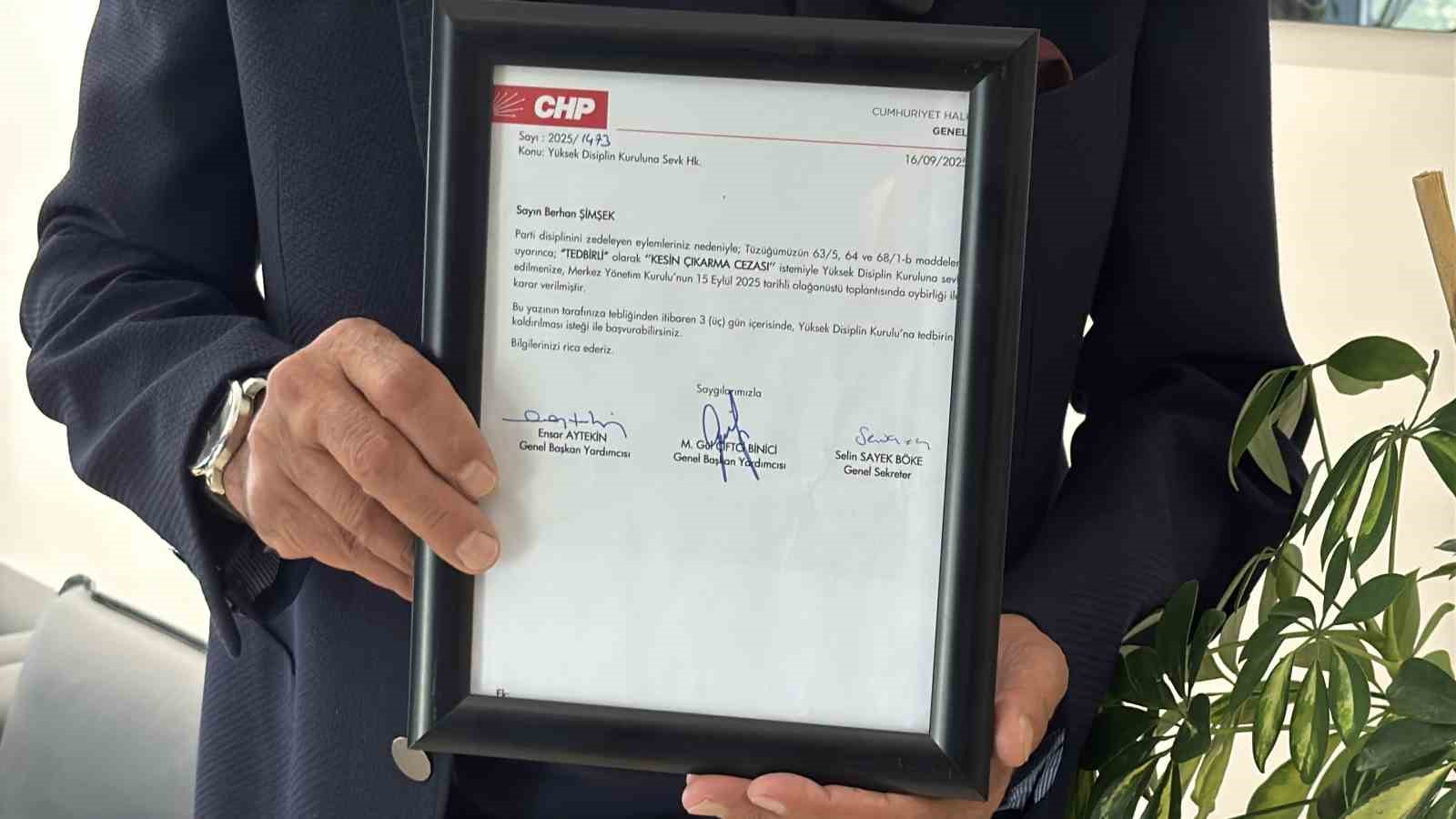 CHP&rsquo;den ihracı istenen eski İl Başkanı Berhan Şimşek: "Bu partiyi mahkeme koridorlarına, pavyon masalarına biz mi d&uuml;ş&uuml;rd&uuml;k"
