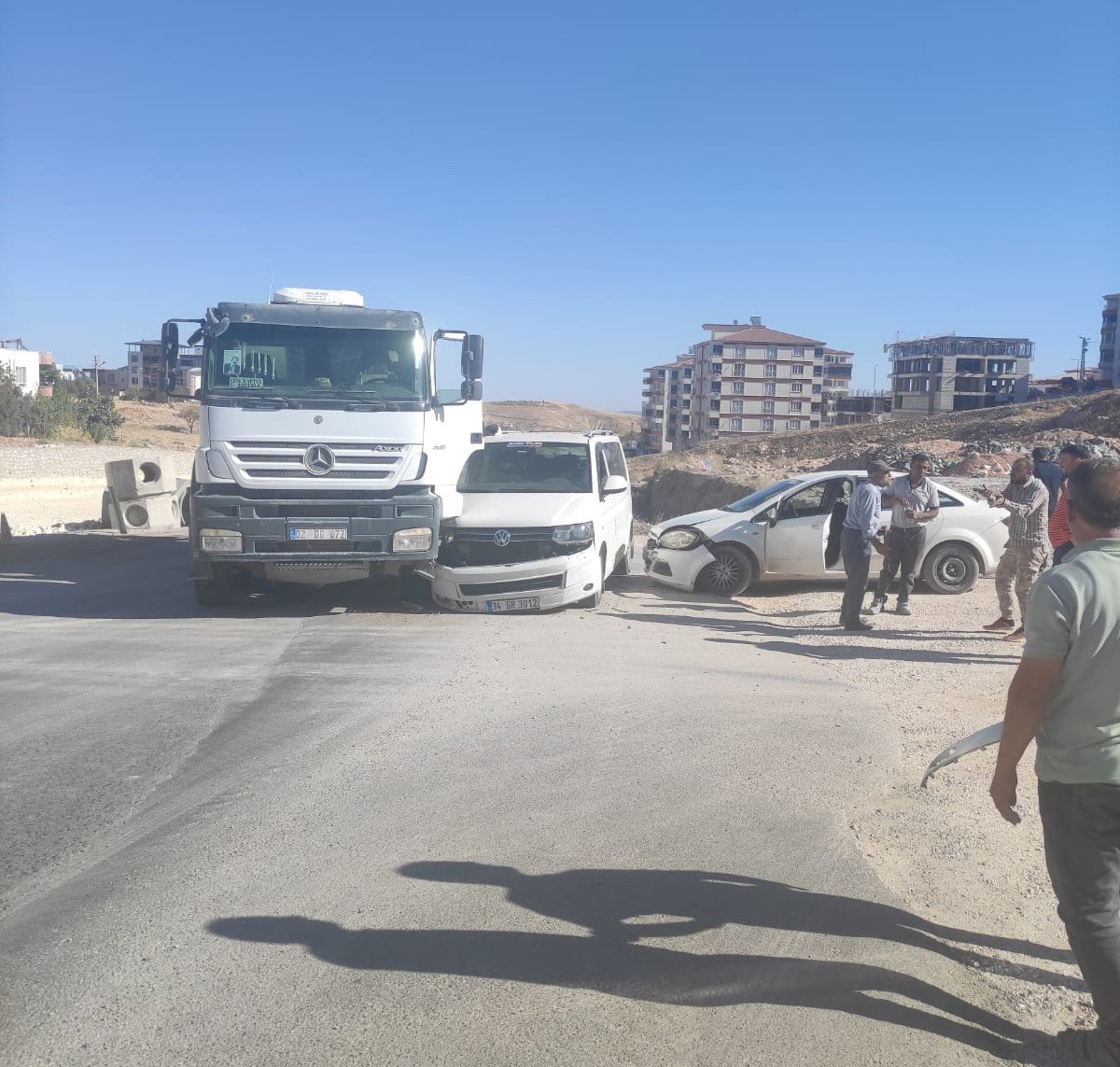 Beton mikseri, minibüs ve otomobilin karıştığı kazada 2 kişi yaralandı

