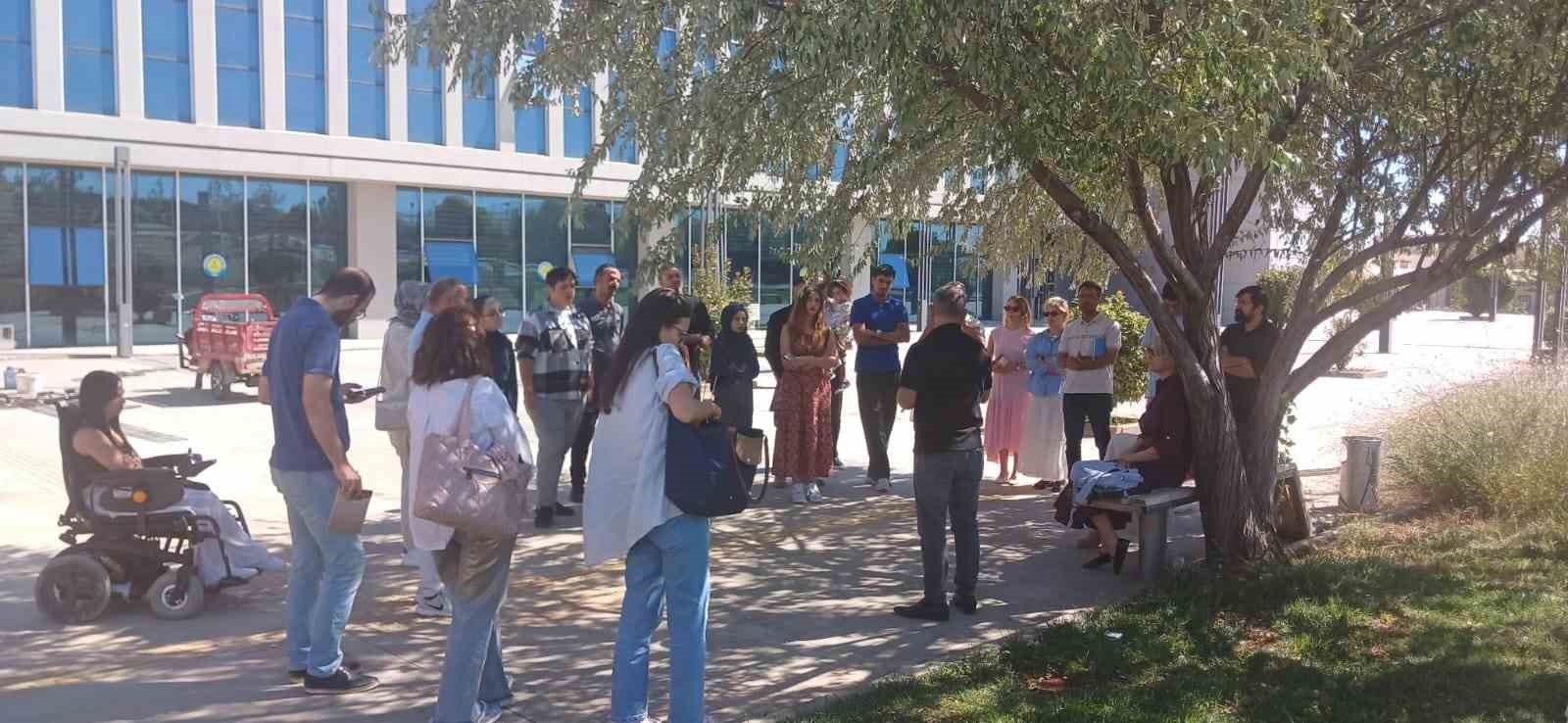 Harran &Uuml;niversitesinde fak&uuml;lte var bina yok, &ouml;ğrenci var sınıf yok
