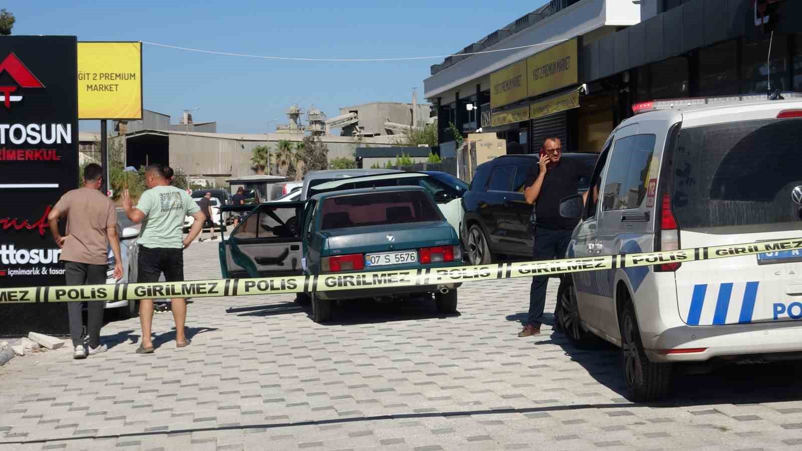Antalya’da park halindeki otomobilin arka koltuğunda ölü bulundu