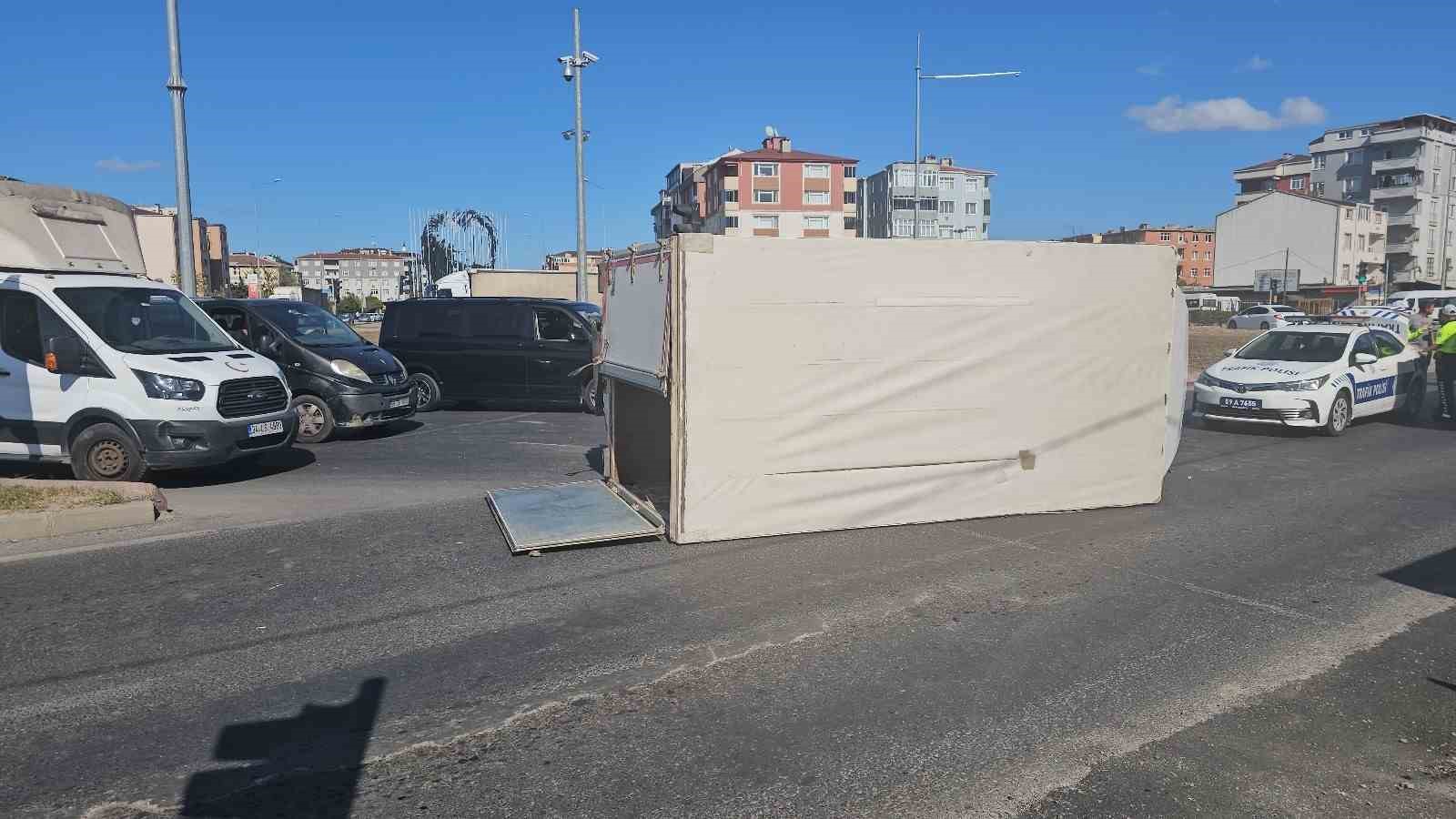 Çerkezköy’de virajı alamayan kamyonet devrildi