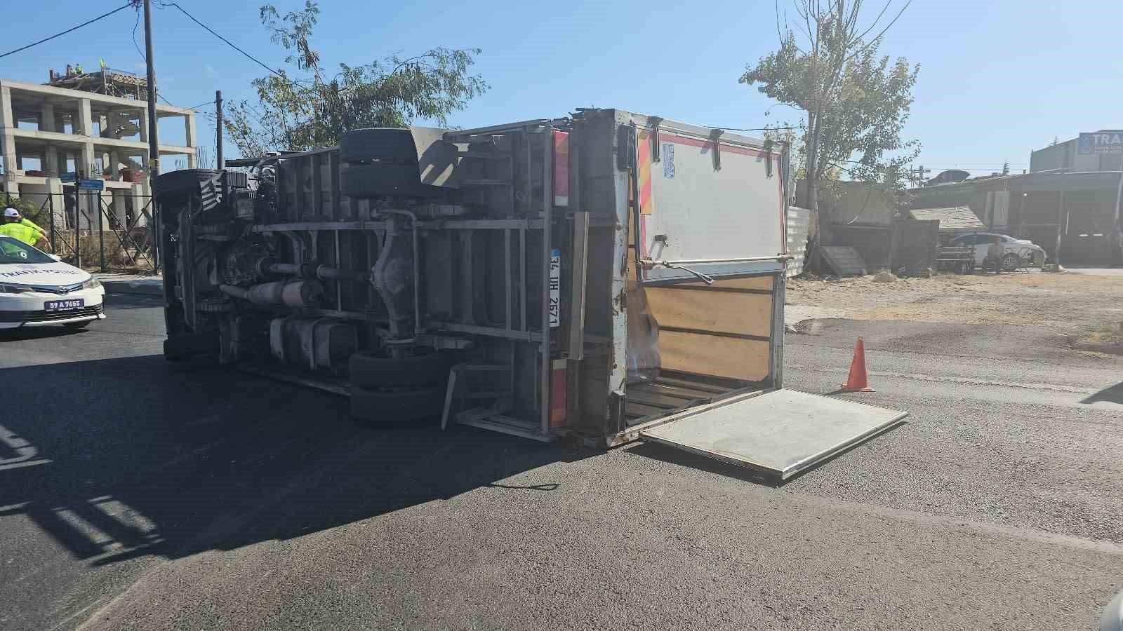 &Ccedil;erkezk&ouml;y&rsquo;de virajı alamayan kamyonet devrildi
