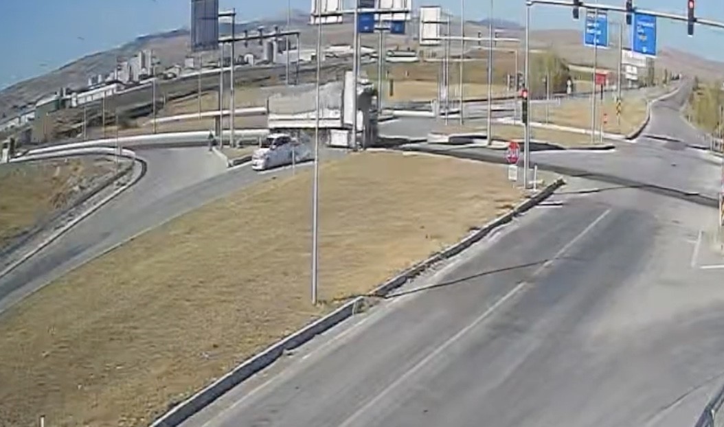 Tır ile otomobilin çarpışması güvenlik kamerasında: 4 yaralı