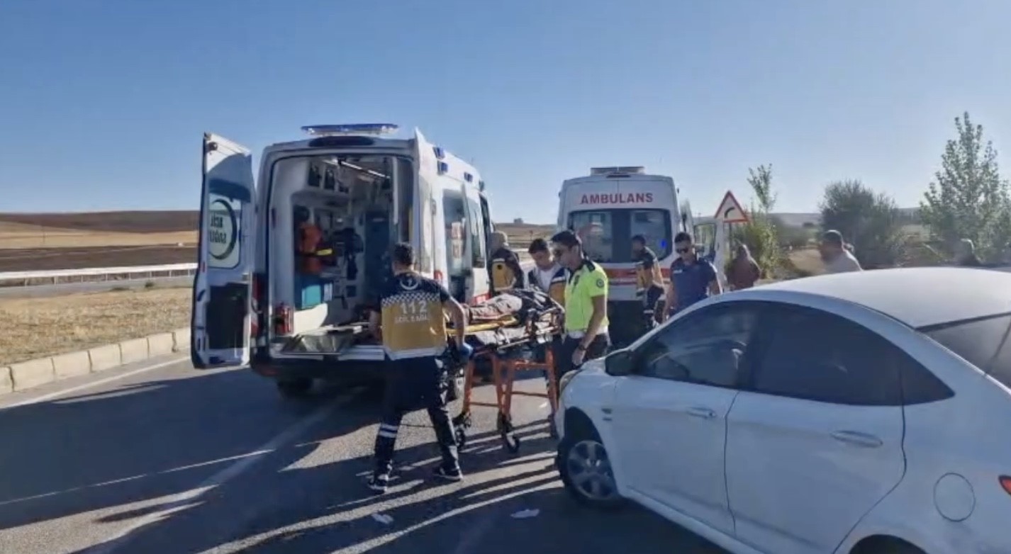 Tır ile otomobilin &ccedil;arpışması g&uuml;venlik kamerasında: 4 yaralı
