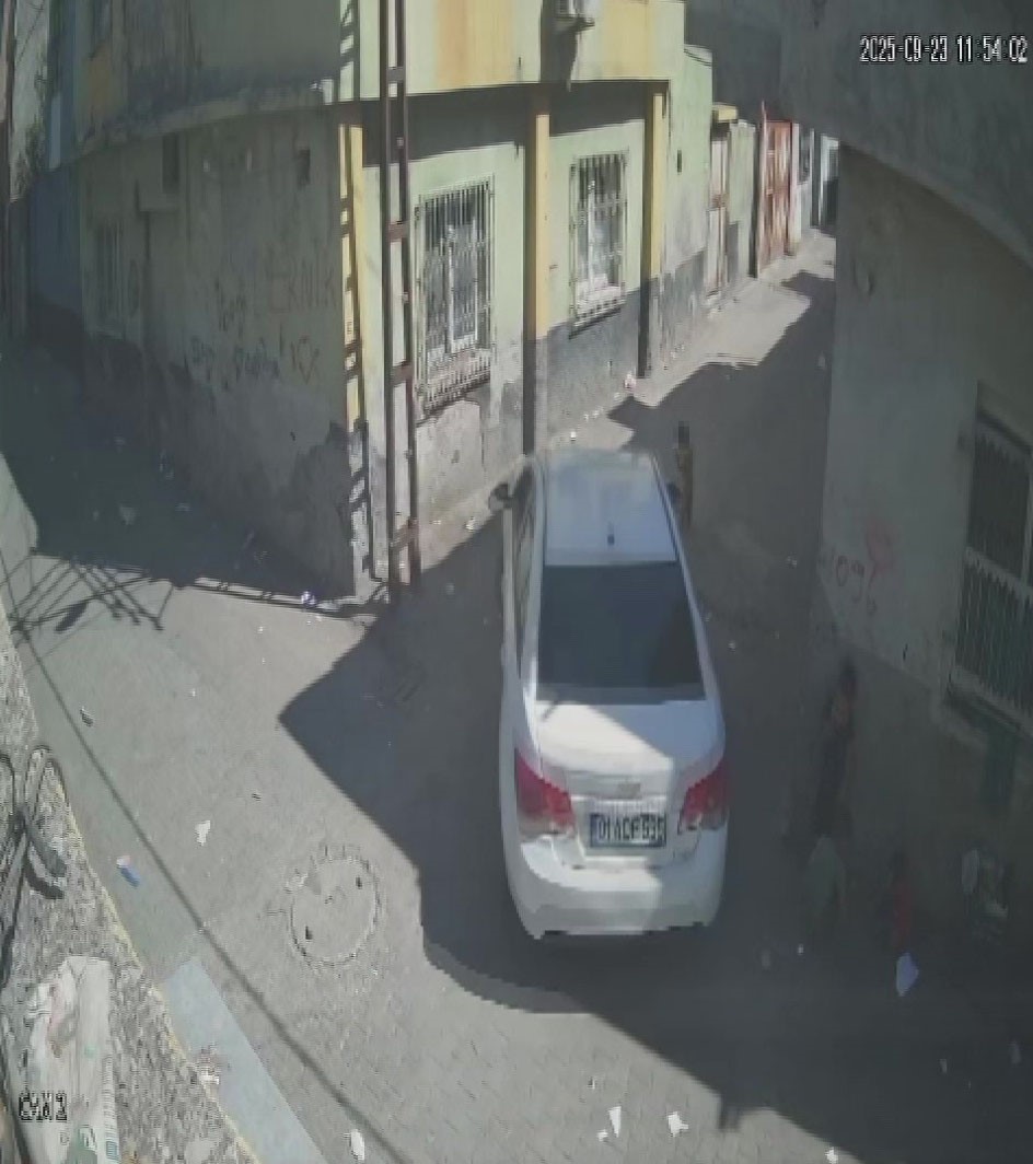 Otomobilin çarptığı 2 yaşındaki Cumali hayatını kaybetti: Kaza anı kamerada