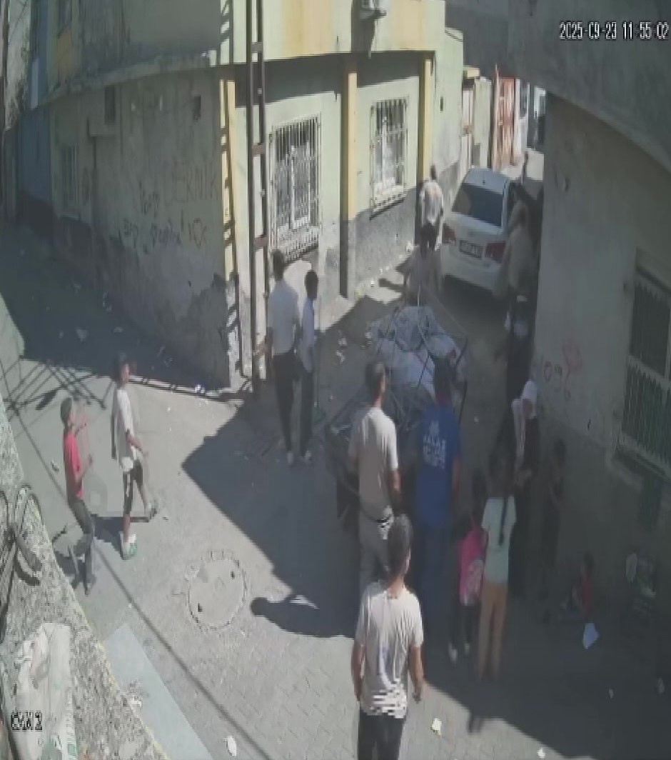 Otomobilin &ccedil;arptığı 2 yaşındaki Cumali hayatını kaybetti: Kaza anı kamerada
