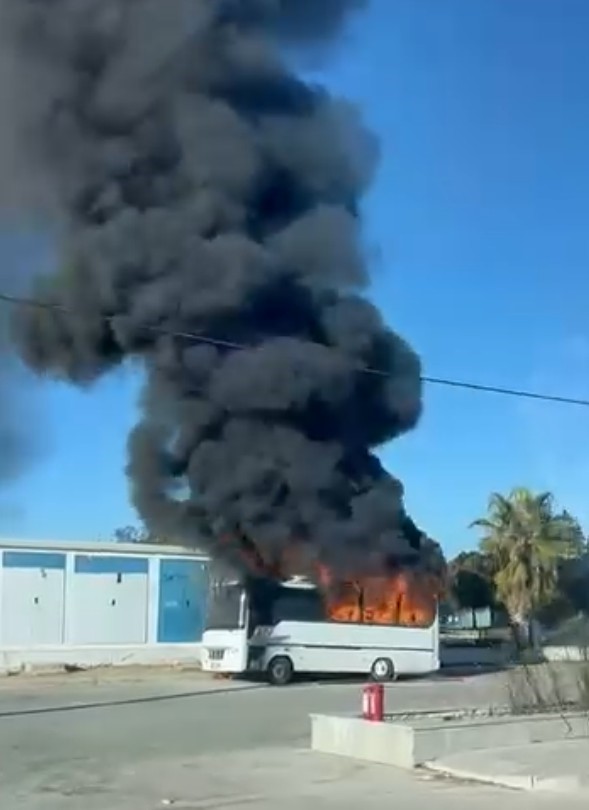 Antalya&rsquo;da park halindeki midib&uuml;s alev alev yandı
