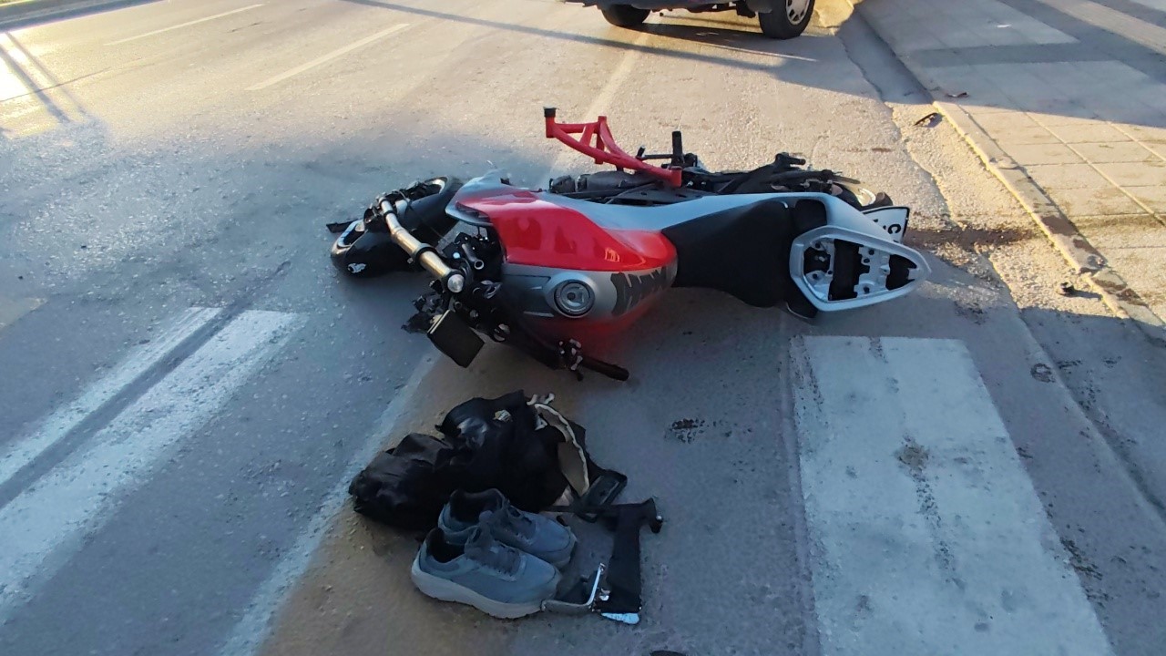 Servis minib&uuml;s&uuml; ile motosiklet &ccedil;arpıştı: 1 ağır yaralı
