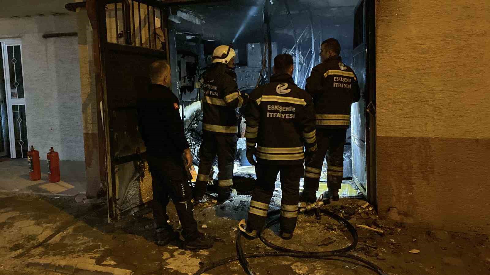 Eskişehir’de 3 katlı apartmanda yangın paniği