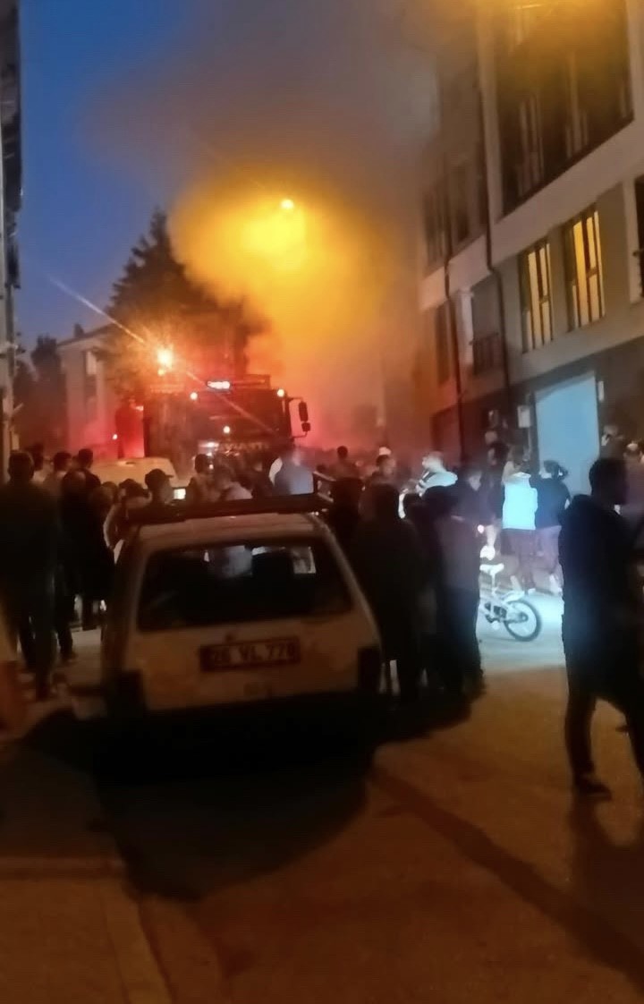 Eskişehir&rsquo;de 3 katlı apartmanda yangın paniği
