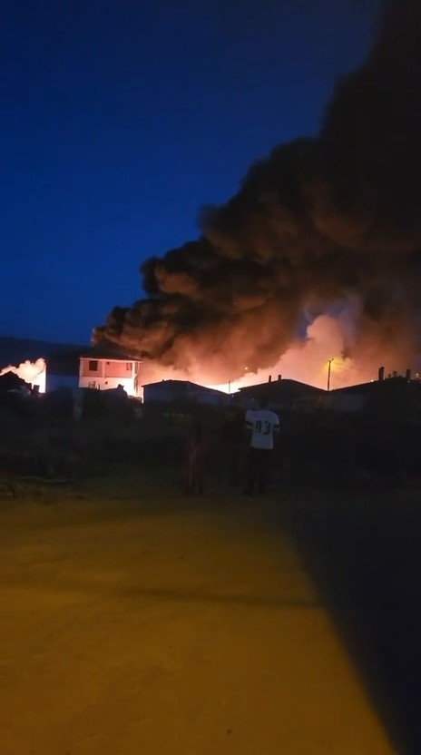 Gelibolu’da hurdalıkta çıkan yangın evlere sıçradı