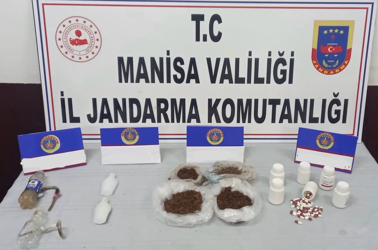 Evinde 1 kilo uyuşturucu ve yüzlerce hapla yakalandı