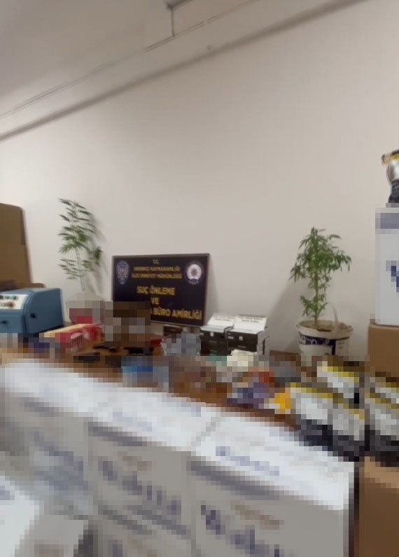 Ka&ccedil;ak t&uuml;t&uuml;nc&uuml;ye operasyon: Silahlar ele ge&ccedil;irildi
