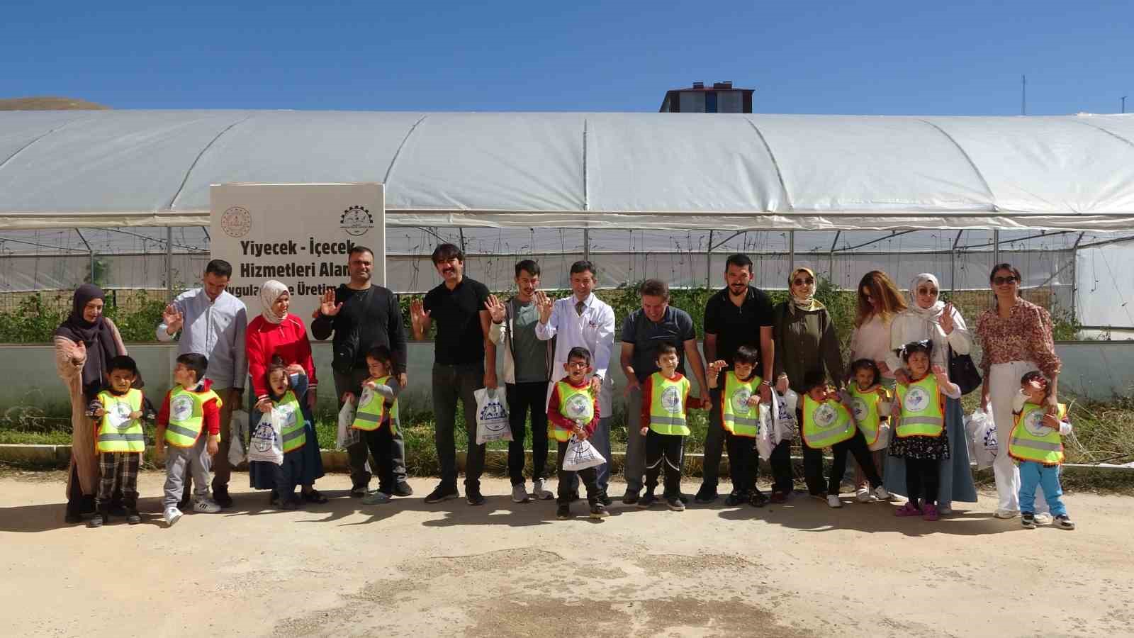 Bayburt&rsquo;ta &ouml;zel &ouml;ğrenciler serada organik sebze hasadı yaptı
