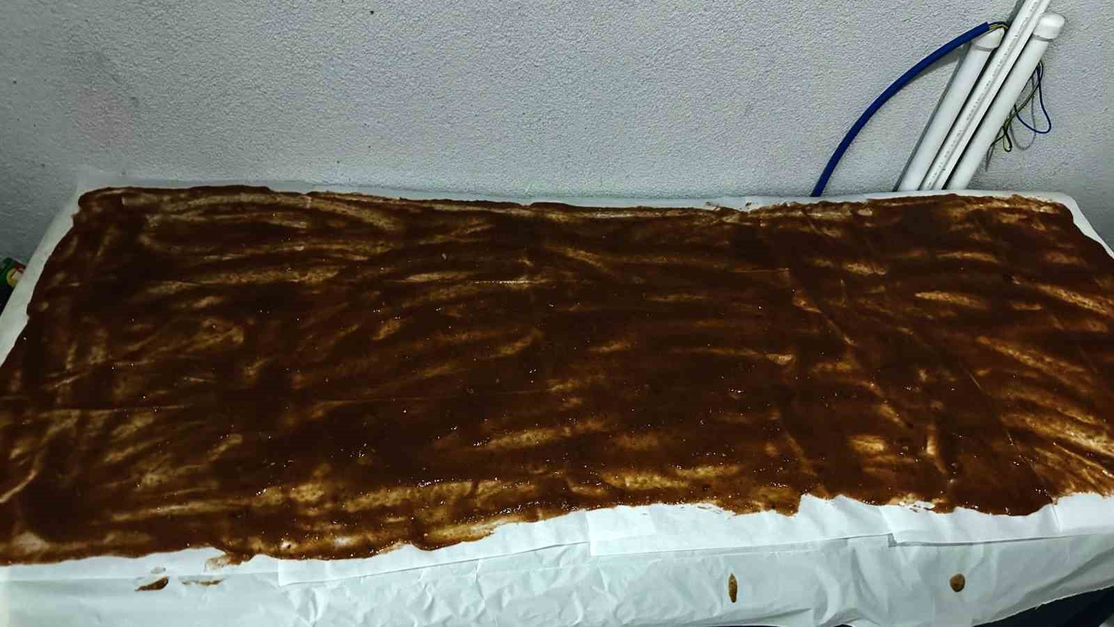 Y&uuml;ksekova&rsquo;da kış hazırlığı: Pestil yapımı s&uuml;r&uuml;yor
