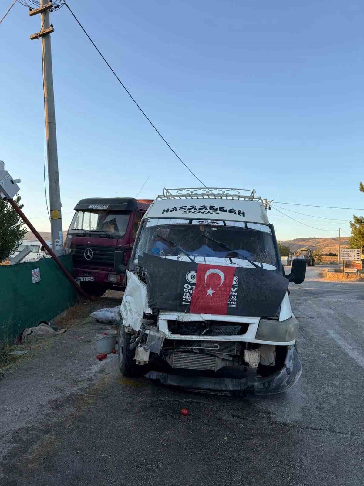 Tarım işçilerini taşıyan minibüsle kamyon çarpıştı: 20 yaralı