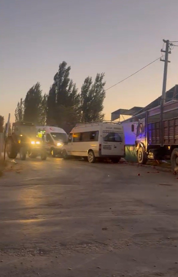 Tarım iş&ccedil;ilerini taşıyan minib&uuml;sle kamyon &ccedil;arpıştı: 20 yaralı
