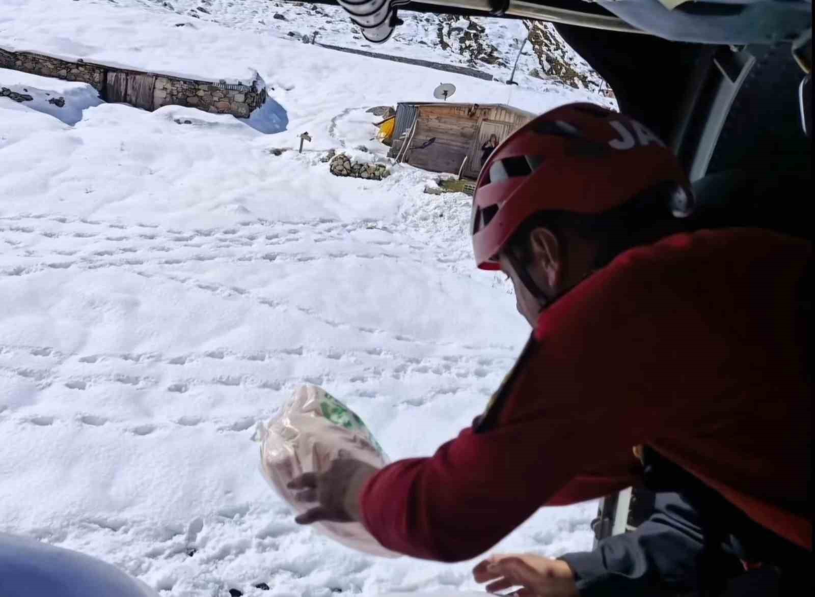 Rize’de helikopterlerin yaylalara erzak ve hayvan yemi seferleri devam ediyor