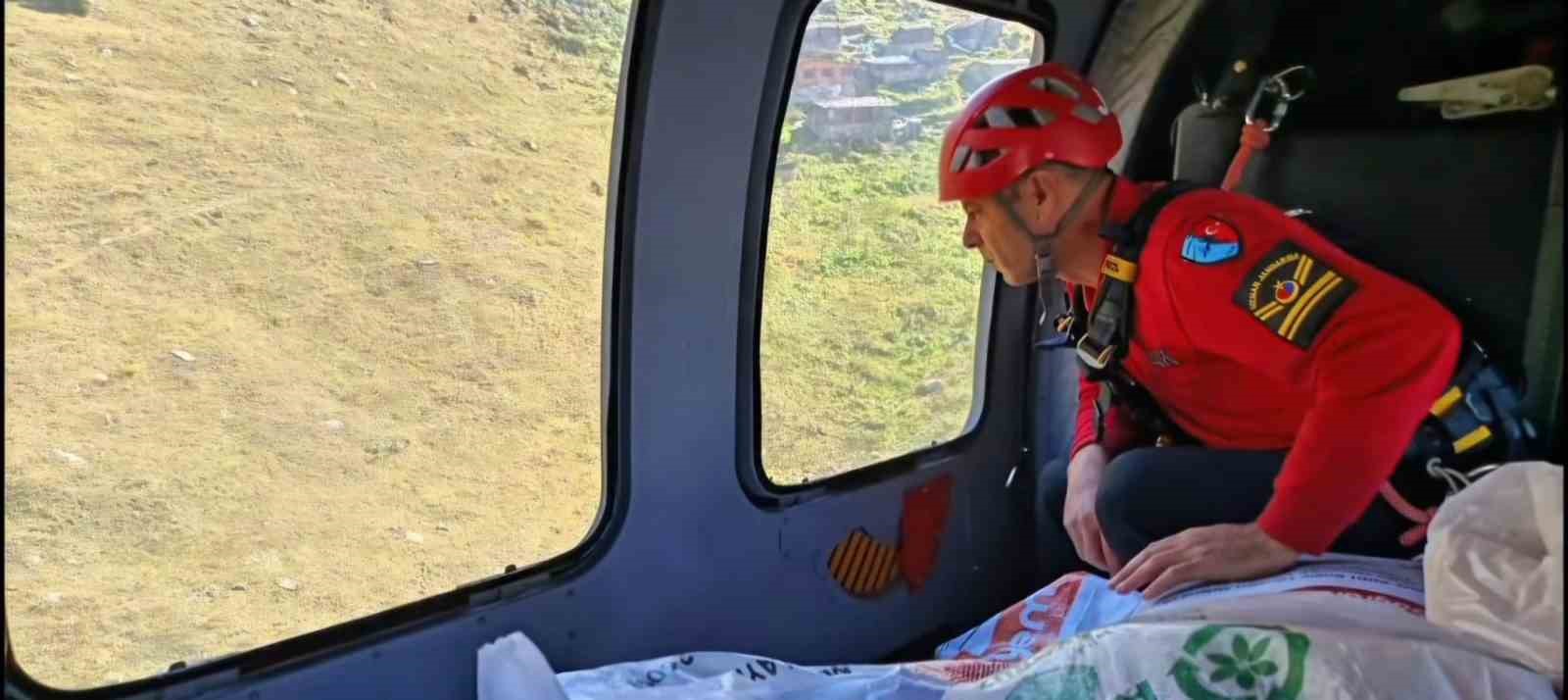 Rize’de helikopterlerin yaylalara erzak ve hayvan yemi seferleri devam ediyor