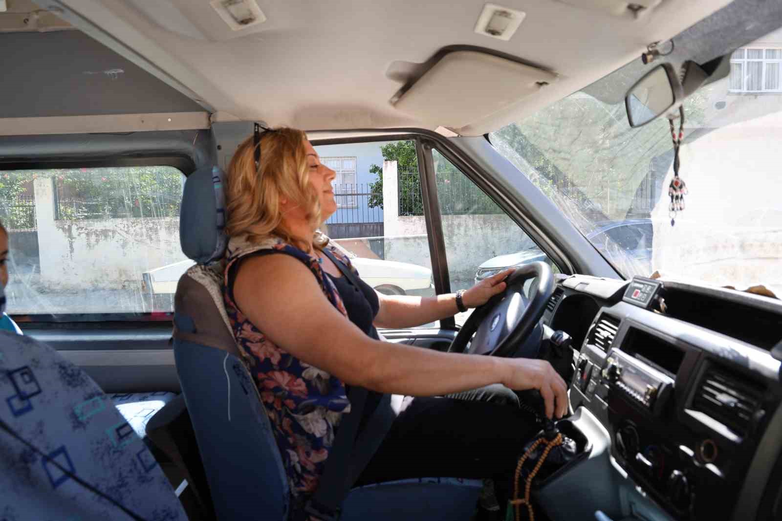 "Ben bu işi yaparım" diyerek direksiyona ge&ccedil;ti, &ouml;ğrencilerin "Song&uuml;l ablası" haline geldi
