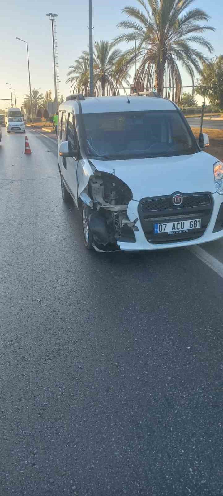 Otomobille &ccedil;arpışan motosikletin s&uuml;r&uuml;c&uuml;s&uuml; yaralandı
