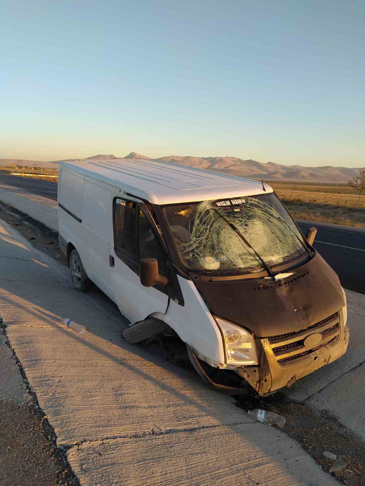 Kamyonet refüje çarptı: 2 yaralı