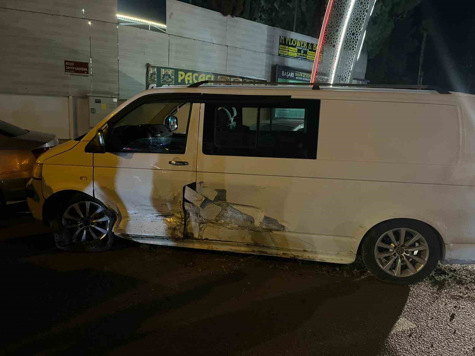 Polisten ka&ccedil;arak 2 araca &ccedil;arpan minib&uuml;sten 11 ka&ccedil;ak g&ouml;&ccedil;men &ccedil;ıktı
