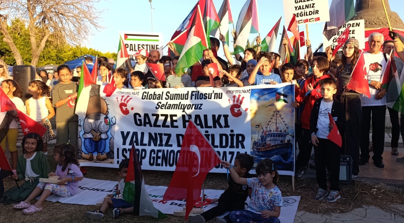 Gazzeye yardma giden gemilere temsili selamlama
